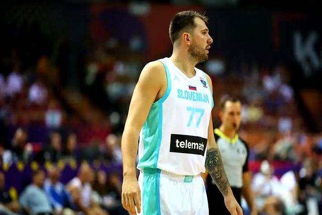 九游体育-战术调整引发热议！，东契奇在IG比赛中夺冠赛场气氛高涨-九游体育